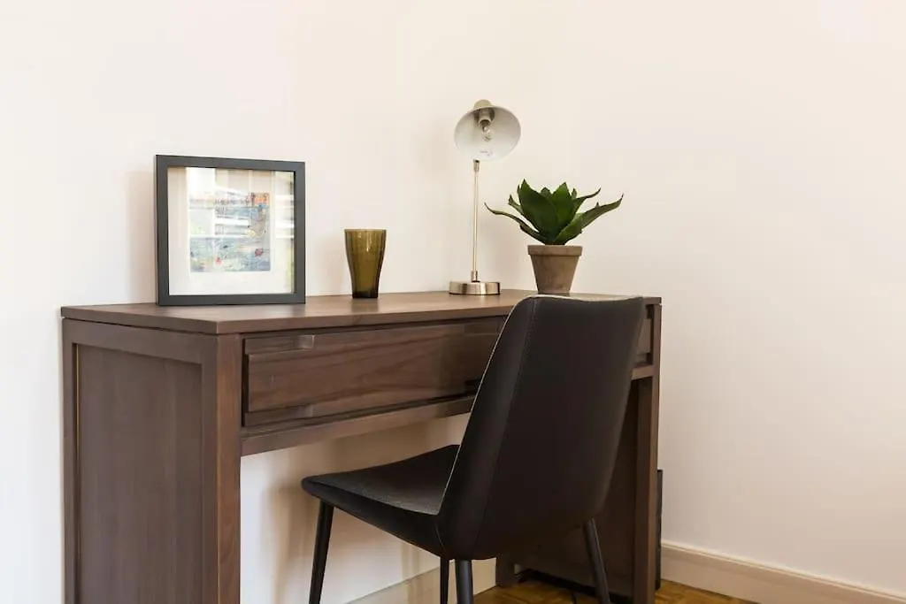 2 Bedrm Flat - Paris Downtown - Near Commodities 0*,  Γαλλία